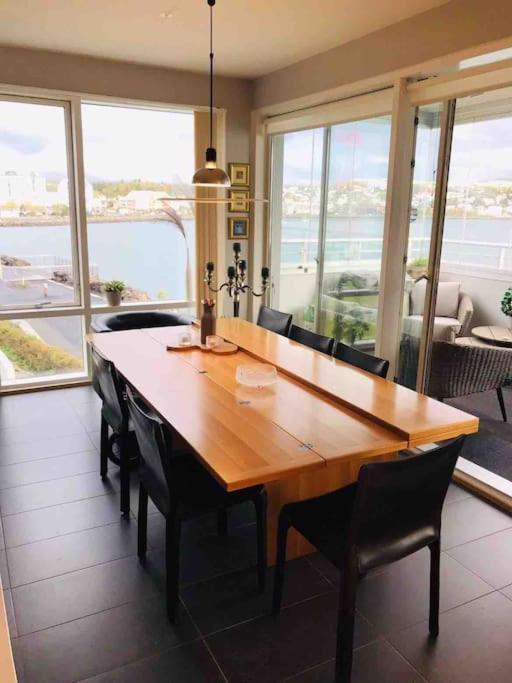 Stylish And Relaxing Two Bedroom Appartment, View Over Harbour Hafnarfjordur Exterior foto